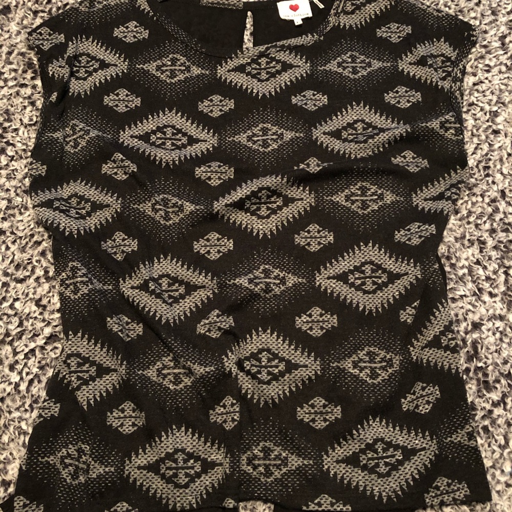 ‼️‼️‼️ SOLD ‼️‼️‼️ Cute top with a shear back